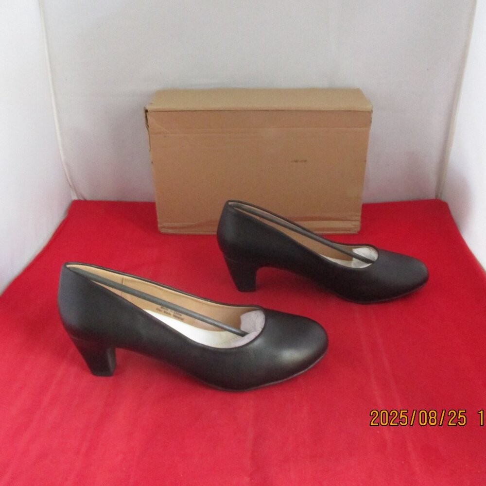 Journee Collection Women's Luu Round Toe Pumps $80 US Size 9 1/2 - Black - 1307